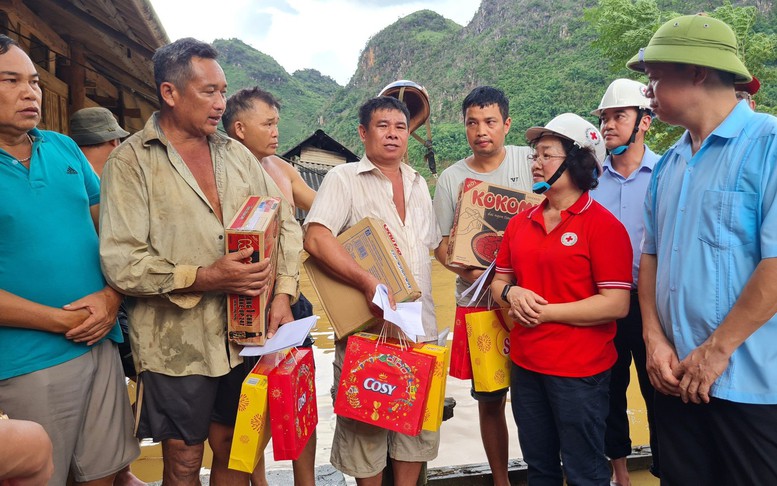 Cứu trợ khẩn cấp gia đình bị thiệt hại do mưa lũ tại Sơn La và Điện Biên