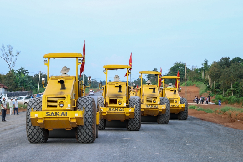 Thủ tướng khảo sát hiện trường, yêu cầu đẩy nhanh tiến độ dự án cao tốc Khánh Hòa - Buôn Ma Thuột- Ảnh 13.