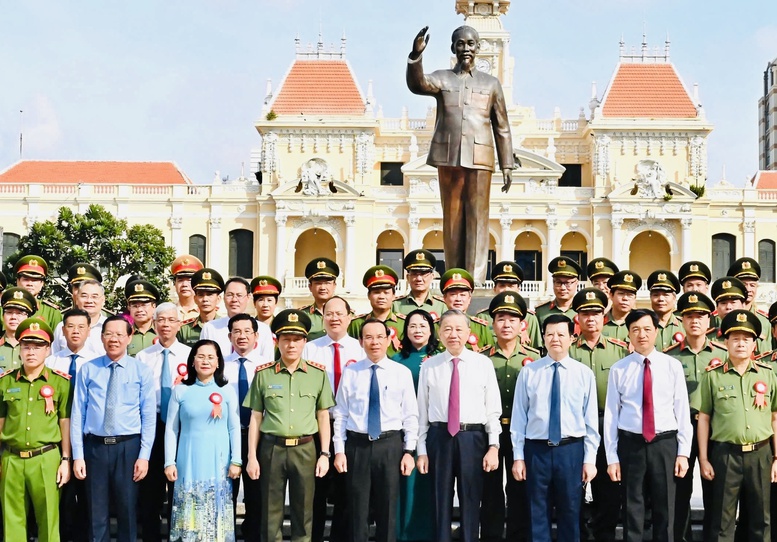 Tổng Bí thư, Chủ tịch nước Tô Lâm trao tặng danh hiệu Anh hùng lực lượng vũ trang cho Công an TP Hồ Chí Minh- Ảnh 4.