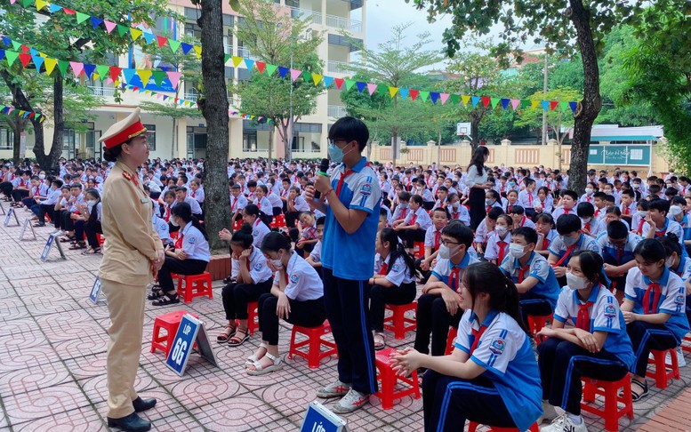 Bảo đảm an toàn giao thông để học sinh mỗi ngày đến trường là một ngày vui