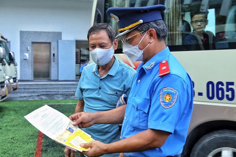 Lực lượng chức năng kiểm tra tài xế và phương tiện đưa đón học sinh - Ảnh: kinhtedothi.vn