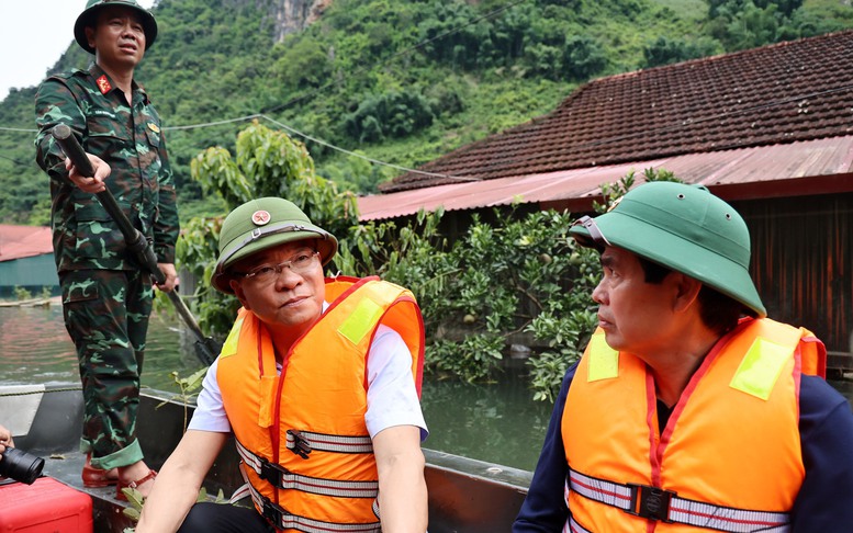 Phó Thủ tướng Lê Thành Long thị sát vùng ngập lụt, thăm hỏi đời sống người dân tỉnh Sơn La