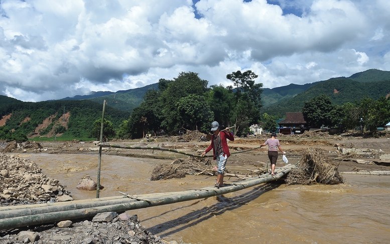 Phó Thủ tướng Trần Lưu Quang thăm hỏi các gia đình bị thiệt hại bởi mưa lũ tại Điện Biên- Ảnh 16.