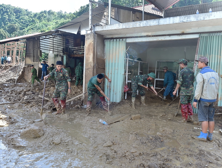 Phó Thủ tướng Trần Lưu Quang thăm hỏi các gia đình bị thiệt hại bởi mưa lũ tại Điện Biên- Ảnh 13.