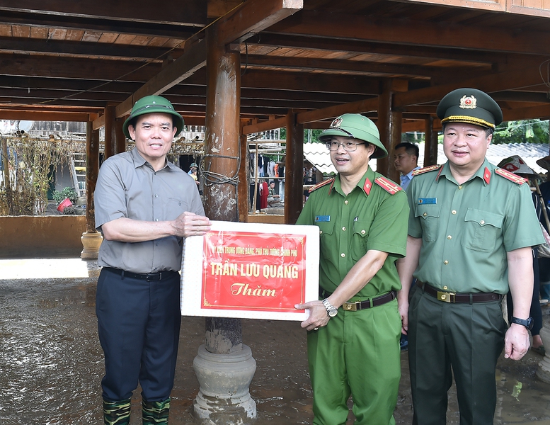 Phó Thủ tướng Trần Lưu Quang thăm hỏi các gia đình bị thiệt hại bởi mưa lũ tại Điện Biên- Ảnh 14.