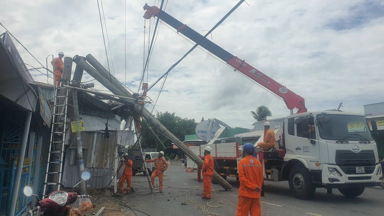 Ngành điện miền Nam cảnh báo nguy cơ mất an toàn điện mùa mưa bão- Ảnh 2.