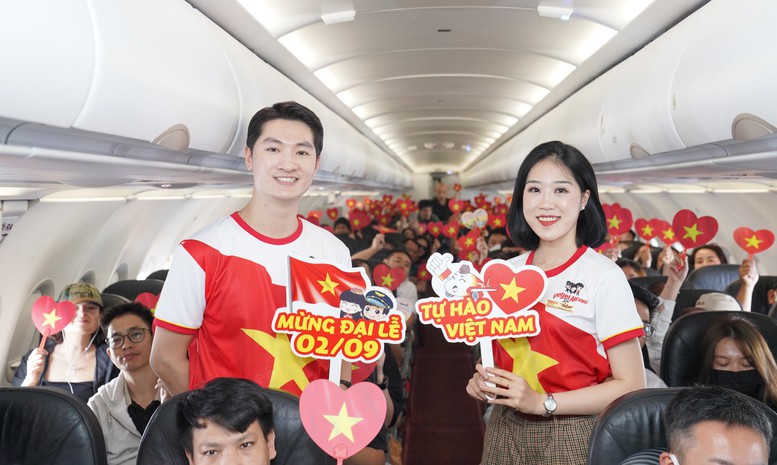 Rực rỡ cờ đỏ sao vàng mừng Quốc khánh 2/9 trên các chuyến bay Vietjet- Ảnh 2.