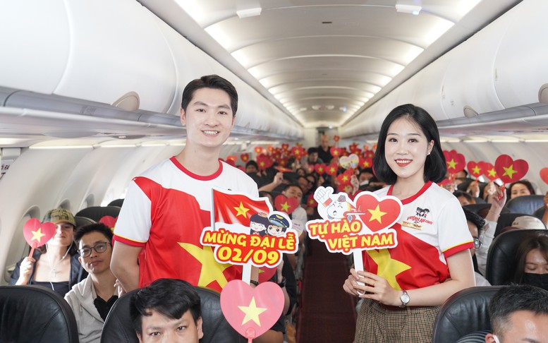 Rực rỡ cờ đỏ sao vàng mừng Quốc khánh 2/9 trên các chuyến bay Vietjet