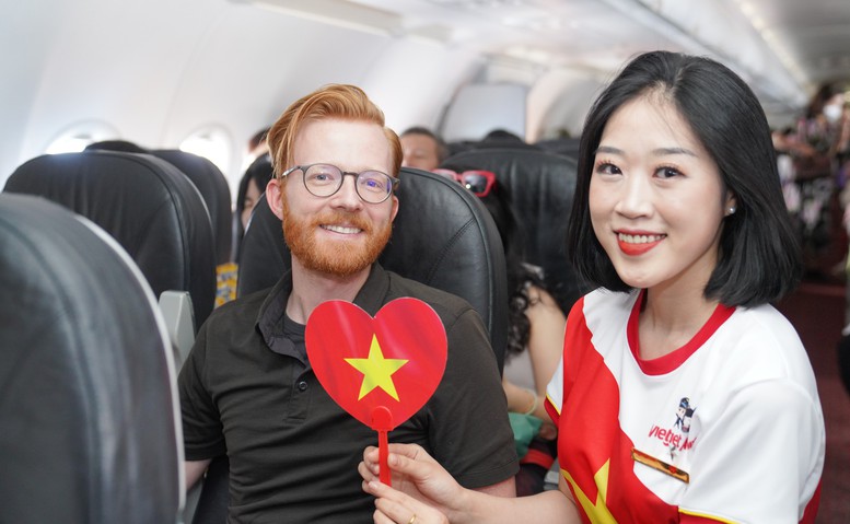 Rực rỡ cờ đỏ sao vàng mừng Quốc khánh 2/9 trên các chuyến bay Vietjet- Ảnh 3.