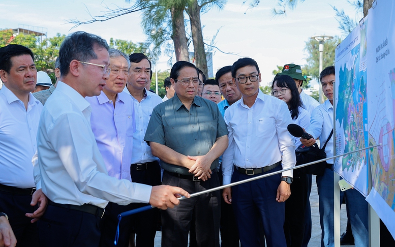 Thủ tướng khảo sát khu vực nghiên cứu lấn biển và dự án cảng Liên Chiểu tại Đà Nẵng