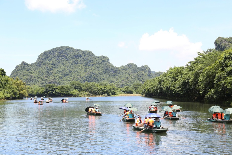 Ninh Bình đón hơn 6,8 triệu lượt khách trong 8 tháng- Ảnh 3.