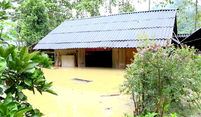 Hà Giang: Mưa lớn gây sạt lở, chia cắt nhiều tuyến đường- Ảnh 2.