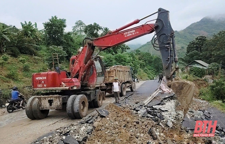 Thanh Hóa khắc phục vị trí sạt lở nghiêm trọng trên tuyến Quốc lộ 15C- Ảnh 1.