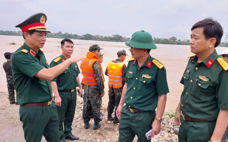 Cập nhật công tác cứu hộ, cứu nạn, lắp đặt cầu phao tại cầu Phong Châu