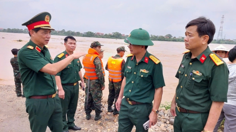 Cập nhật công tác cứu hộ, cứu nạn, lắp đặt cầu phao tại cầu Phong Châu- Ảnh 1.