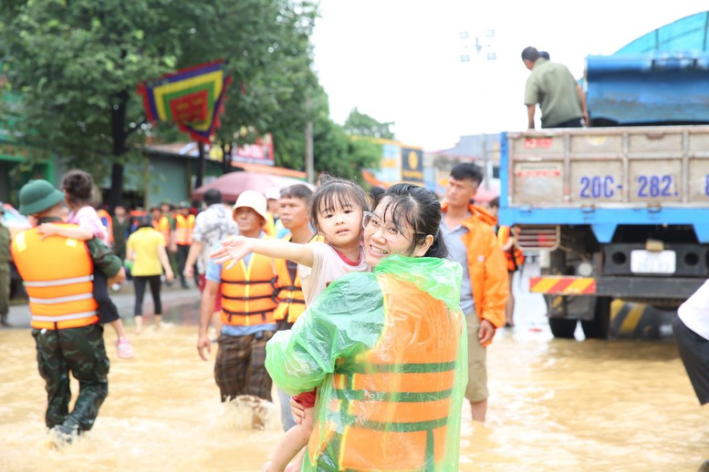 Ấm áp tình quân dân trong mưa lũ- Ảnh 17.