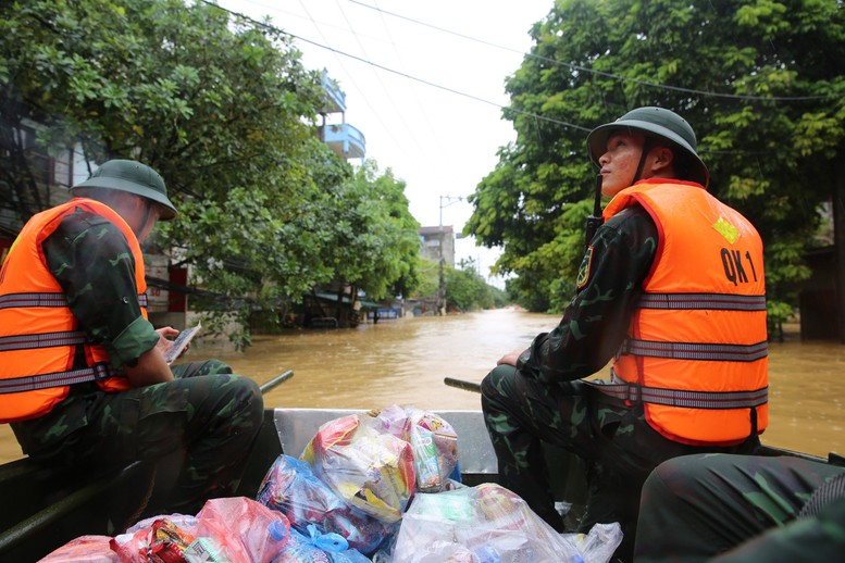 Ấm áp tình quân dân trong mưa lũ- Ảnh 10.