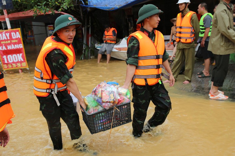 Ấm áp tình quân dân trong mưa lũ- Ảnh 11.