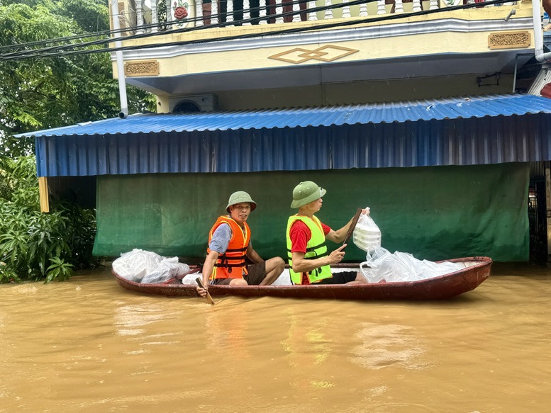 Ấm áp tình quân dân trong mưa lũ- Ảnh 15.