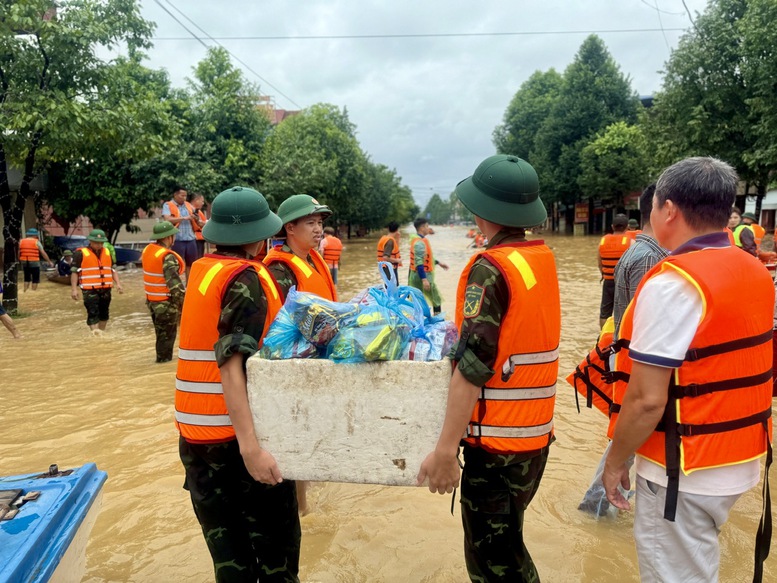 Ấm áp tình quân dân trong mưa lũ- Ảnh 6.