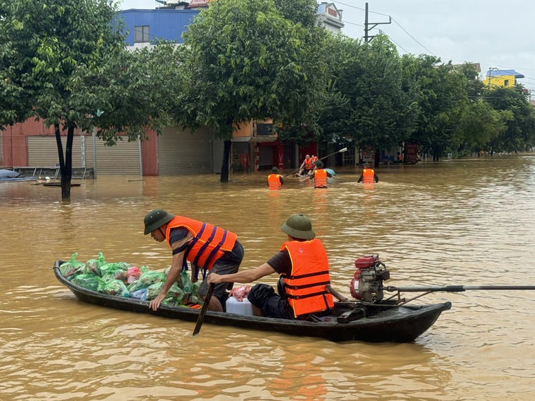 Ấm áp tình quân dân trong mưa lũ- Ảnh 13.