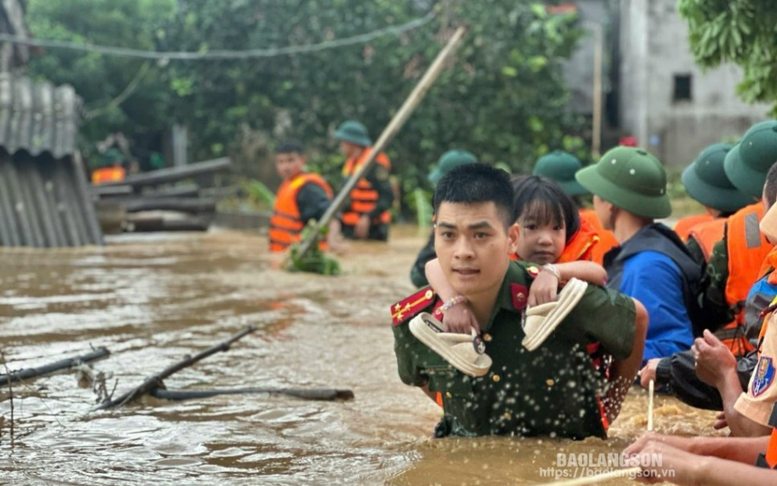 Lạng Sơn: Lực lượng vũ trang sát cánh cùng người dân chống mưa lũ