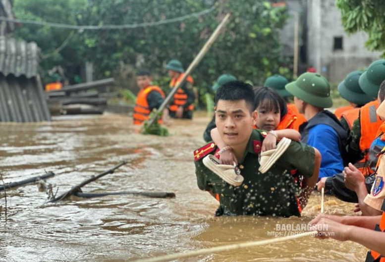 Lạng Sơn: Lực lượng vũ trang sát cánh cùng người dân chống mưa lũ- Ảnh 1.