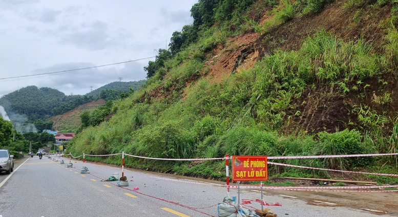 Nguy cơ sạt lở Quốc lộ 15 đoạn qua Quan Hóa- Ảnh 1.