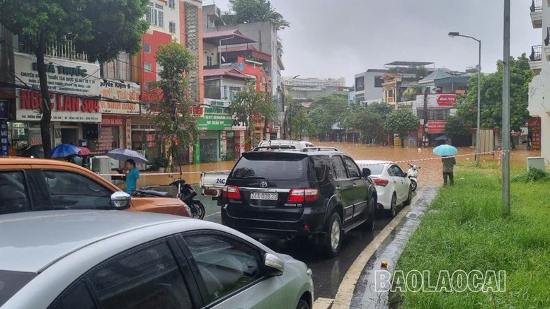 Lào Cai lập 18 chốt bảo đảm an toàn giao thông đường bờ kè sông Hồng bị ngập- Ảnh 3.