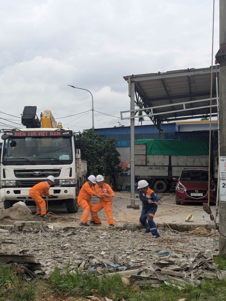 Lực lượng xung kích của EVN khắc phục sự cố lưới điện tại 3 tỉnh, thành phố- Ảnh 1.