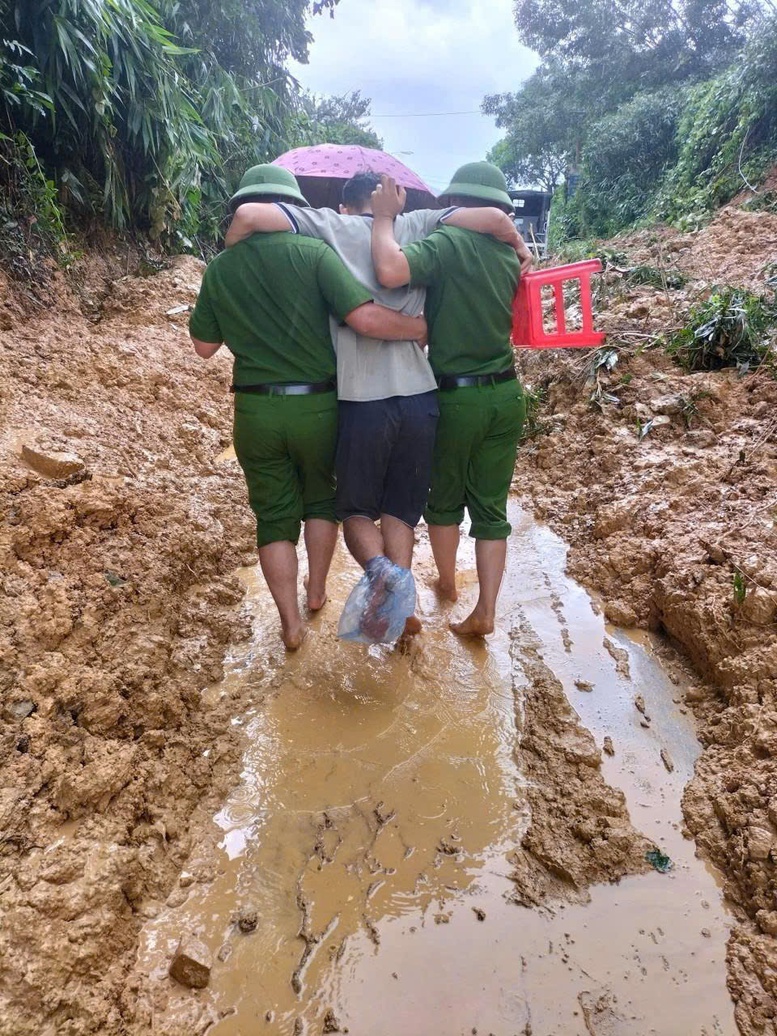 Những hình ảnh xúc động cứu hộ, cứu nạn tại Thái Nguyên, Cao Bằng, Lạng Sơn, Tuyên Quang, Hòa Bình, Nam Định- Ảnh 7.