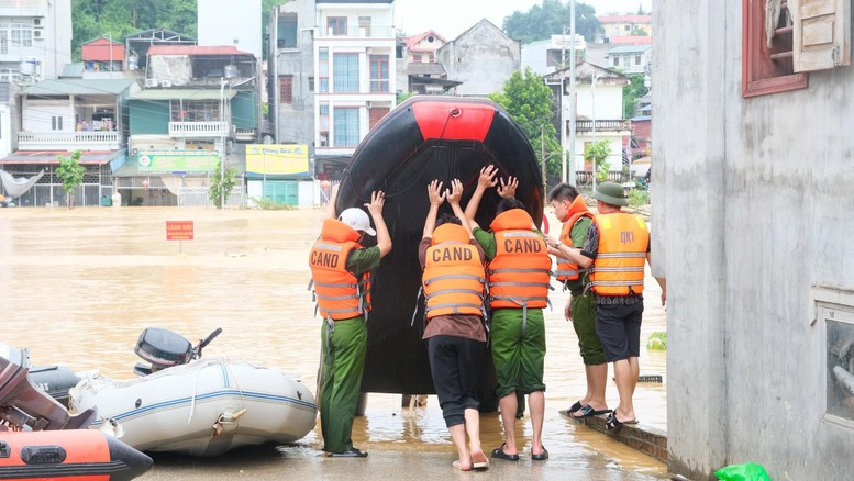 Những hình ảnh xúc động cứu hộ, cứu nạn tại Thái Nguyên, Cao Bằng, Lạng Sơn, Tuyên Quang, Hòa Bình, Nam Định- Ảnh 10.