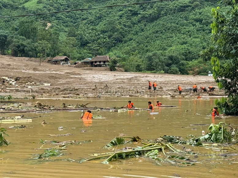 Lào Cai: Dốc sức tìm kiếm người gặp nạn trong vụ sạt lở tại Bảo Yên, Lào Cai- Ảnh 2.