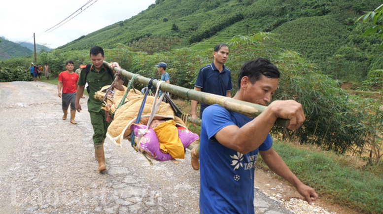 Đưa nạn nhân ra khỏi hiện trường vụ sạt lở