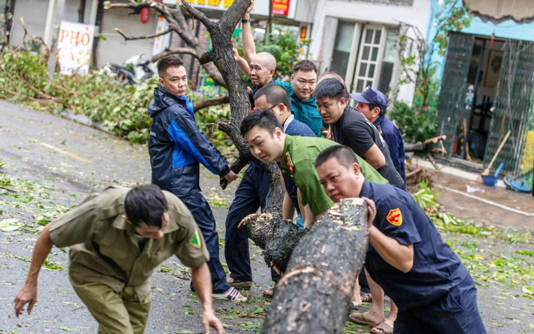 Tình đồng bào tương thân, tương ái cùng nhau vượt qua bão lũ