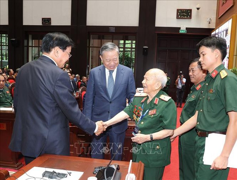 Tổng Bí thư, Chủ tịch nước Lào gặp gỡ cựu quân tình nguyện, chuyên gia, lưu học sinh Việt Nam tại Lào- Ảnh 2.