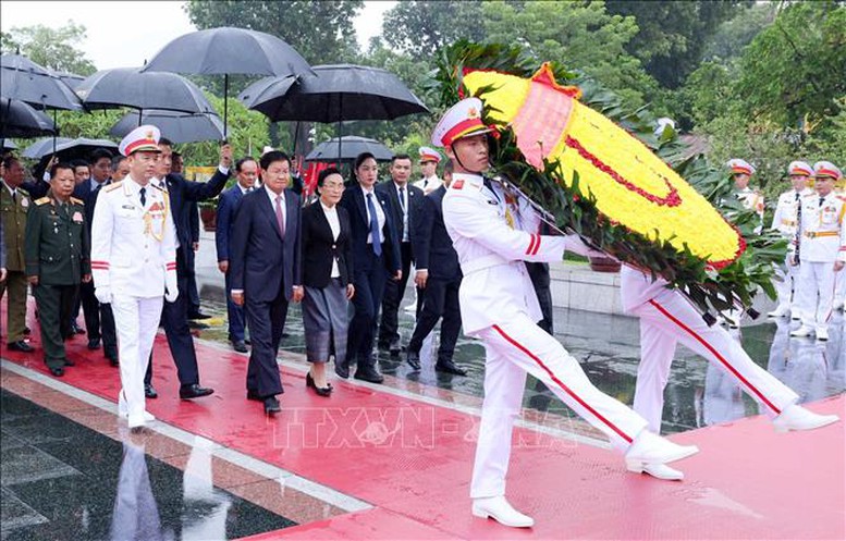 Tổng Bí thư, Chủ tịch nước Lào viếng Chủ tịch Hồ Chí Minh, tưởng niệm các anh hùng liệt sĩ- Ảnh 3.