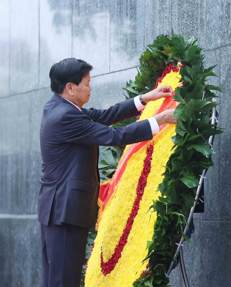 Tổng Bí thư, Chủ tịch nước Lào viếng Chủ tịch Hồ Chí Minh, tưởng niệm các anh hùng liệt sĩ- Ảnh 1.