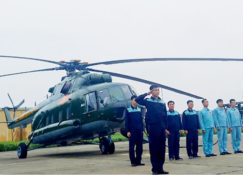 Trực thăng của Binh đoàn 18 bay cứu trợ đồng bào vùng lũ- Ảnh 4.