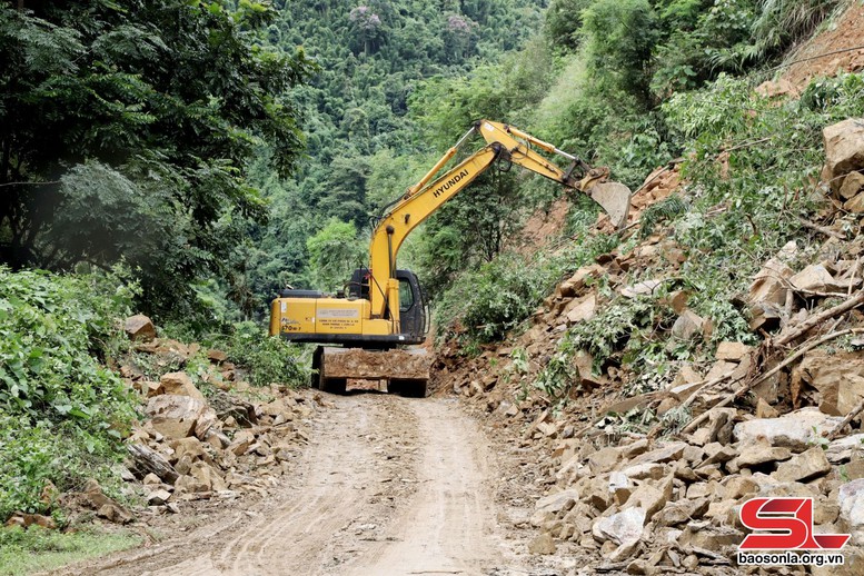 Sơn La: Nỗ lực khắc phục sự cố, bảo đảm thông suốt trên các tuyến đường- Ảnh 1.