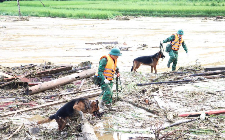 Bộ đội Biên phòng tìm kiếm nạn nhân tại Làng Nủ, Lào Cai