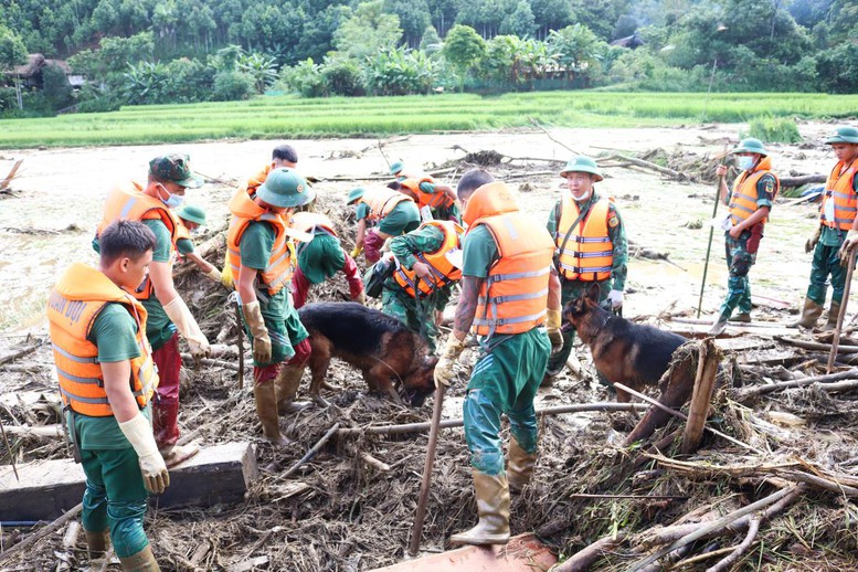 Bộ đội Biên phòng tìm kiếm nạn nhân tại Làng Nủ, Lào Cai- Ảnh 1.