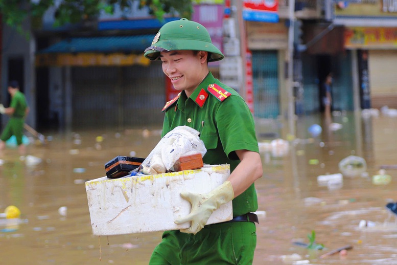 Người dân Tuyên Quang nỗ lực vượt qua cơn lũ dữ- Ảnh 10.