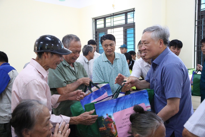 Phó Thủ tướng Thường trực Nguyễn Hòa Bình thăm hỏi, tặng quà; hỗ trợ 20 tấn gạo cho người dân vùng lũ Hưng Yên- Ảnh 4.