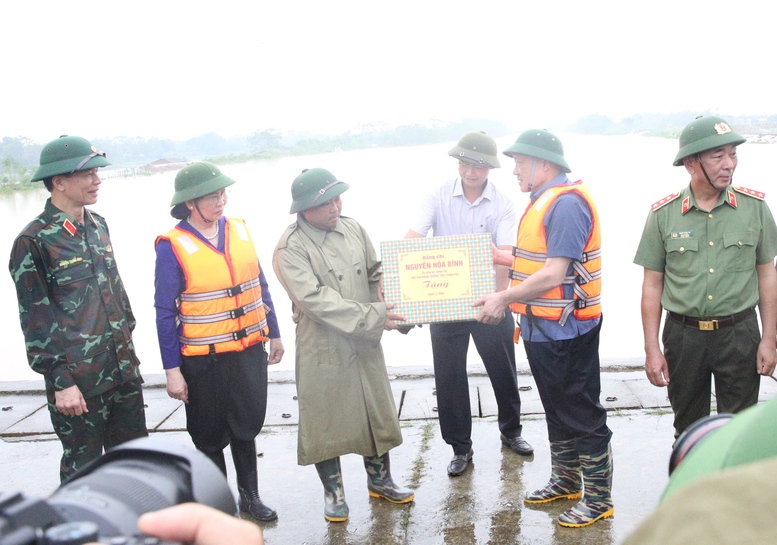 Phó Thủ tướng Thường trực Nguyễn Hòa Bình: Hà Nam cần tiếp tục gia cố các điểm đê xung yếu- Ảnh 4.