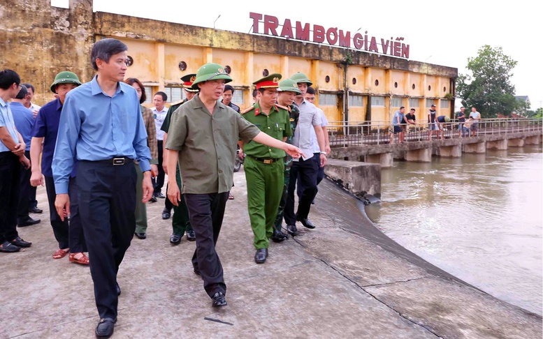 Phó Thủ tướng Trần Hồng Hà kiểm tra phương án thoát lũ sông Hoàng Long (Ninh Bình)