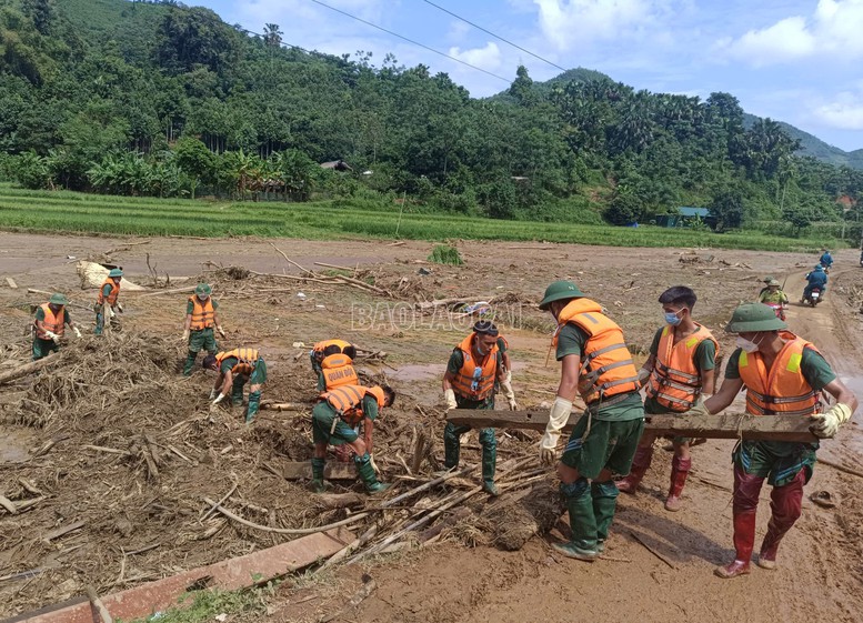 Thủ tướng tới hiện trường vụ sạt lở làm gần 100 người thiệt mạng và mất tích tại Lào Cai- Ảnh 4.