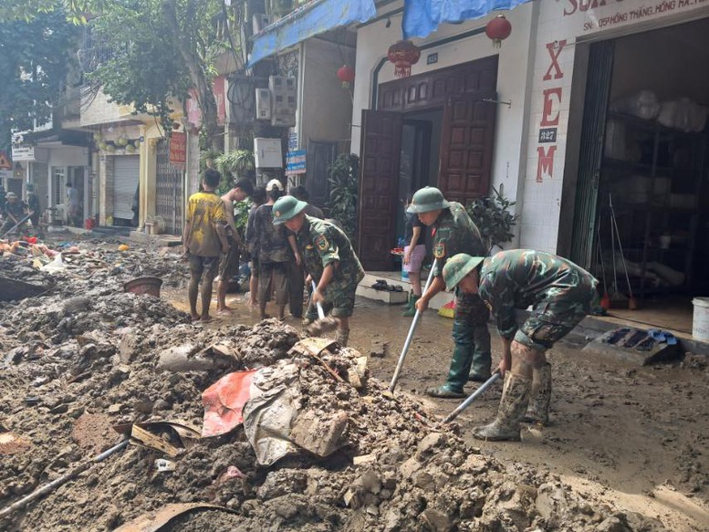 Thủ tướng Phạm Minh Chính tới Yên Bái chỉ đạo ứng phó, khắc phục hậu quả mưa lũ, thiên tai- Ảnh 4.