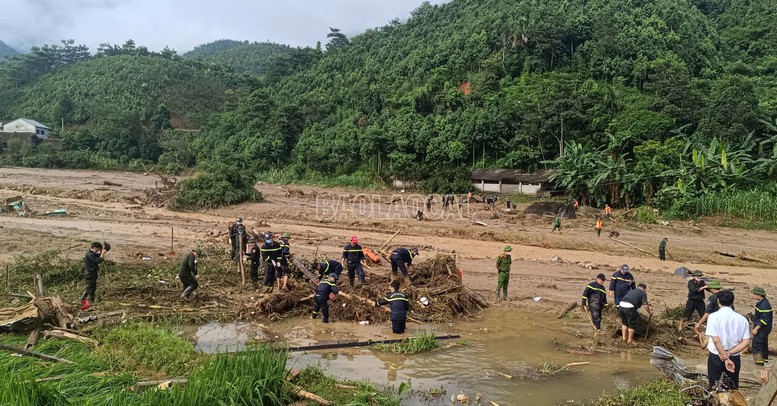 Thủ tướng tới hiện trường vụ sạt lở làm gần 100 người thiệt mạng và mất tích tại Lào Cai- Ảnh 3.