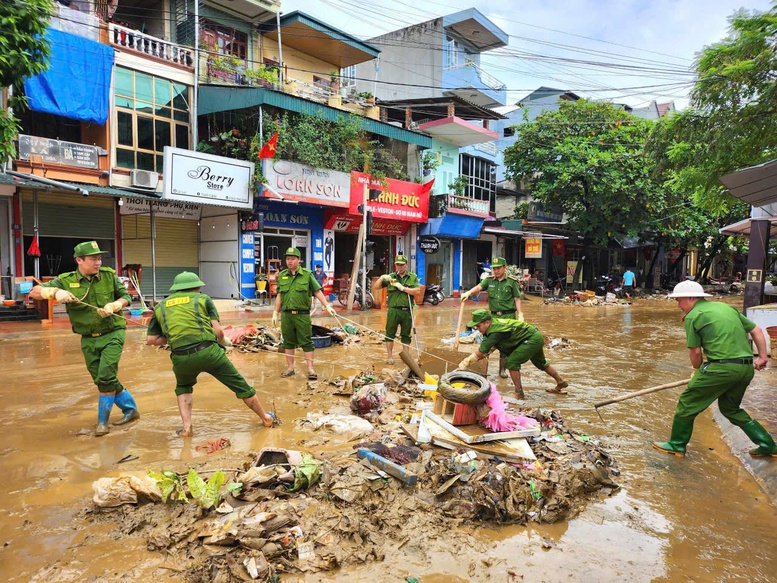 Thư thăm hỏi cán bộ chiến sỹ công an đang giúp dân khắc phục hậu quả mưa lũ- Ảnh 5.